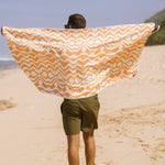 Sunset Waves - Sandabweisendes Strandtuch mit Geheimfach - WOODSANDWAVES