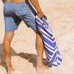 Ocean and Waves - Sandabweisendes Strandtuch mit Geheimfach - WOODSANDWAVES