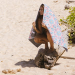 Breezy Blooms- Sandabweisendes Strandtuch mit Geheimfach - WOODSANDWAVES