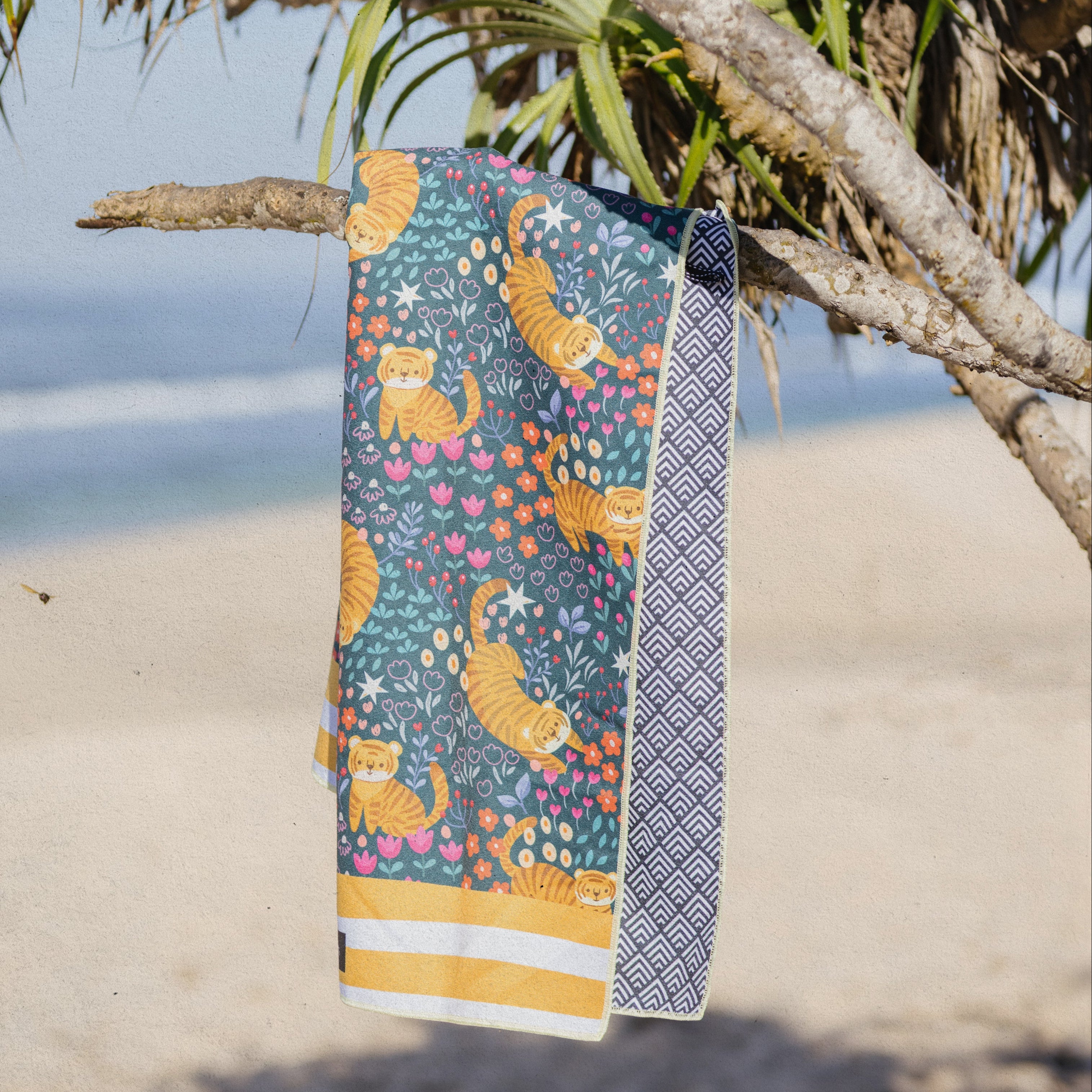Tropical Tiger - Strandtuch für Kinder - schadstofffrei, schnelltrocknend & sanft zur Haut (140cm x 70cm) - WOODSANDWAVES
