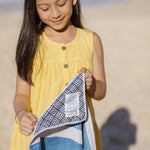 Blue & Juicy - Strandtuch für Kinder - schadstofffrei, schnelltrocknend  & sanft zur Haut (140cm x 70cm) - WOODSANDWAVES