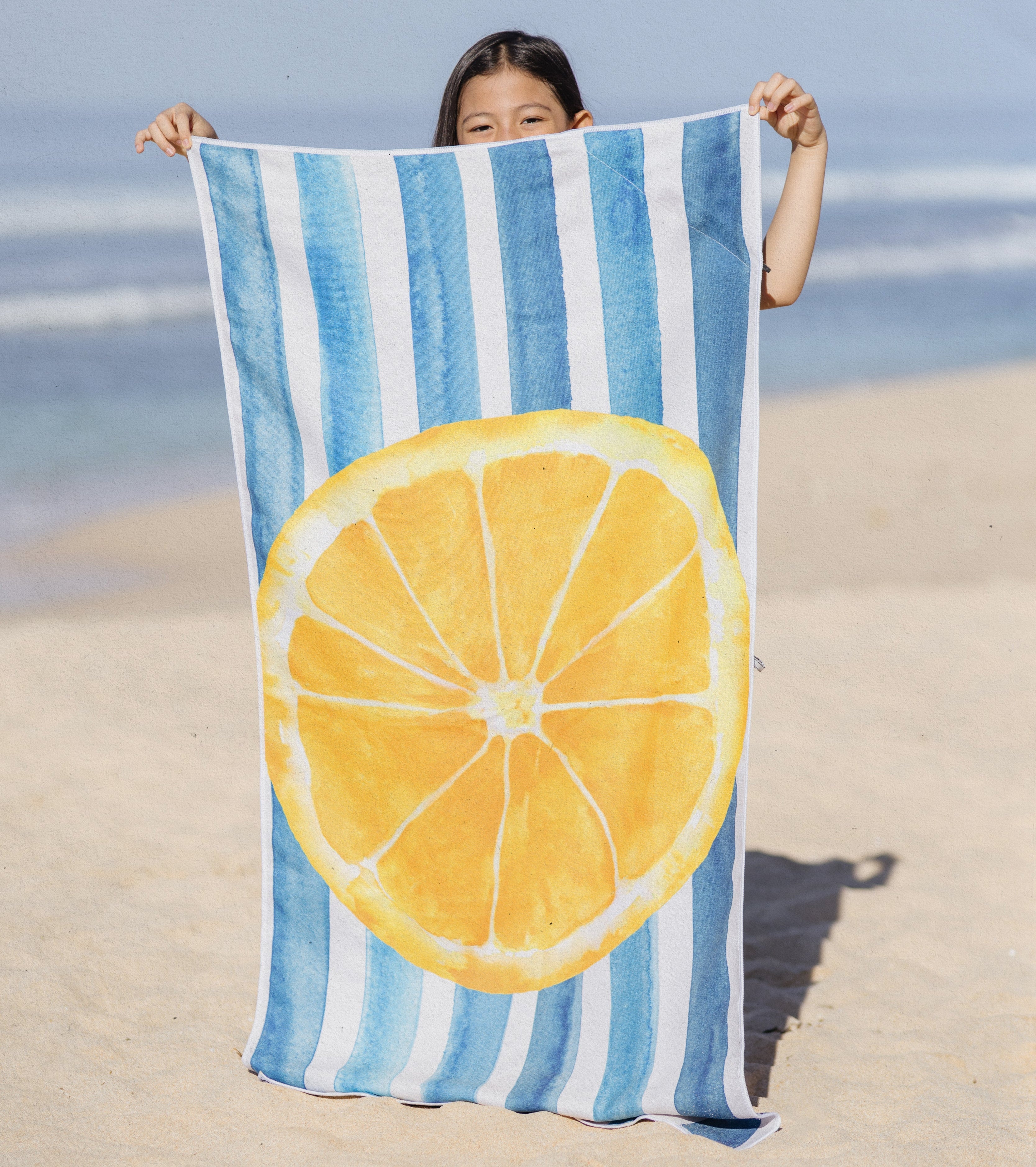 Blue & Juicy - Strandtuch für Kinder - schadstofffrei, schnelltrocknend & sanft zur Haut (140cm x 70cm) - WOODSANDWAVES