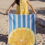 Blue & Juicy - Strandtuch für Kinder - schadstofffrei, schnelltrocknend  & sanft zur Haut (140cm x 70cm) - WOODSANDWAVES