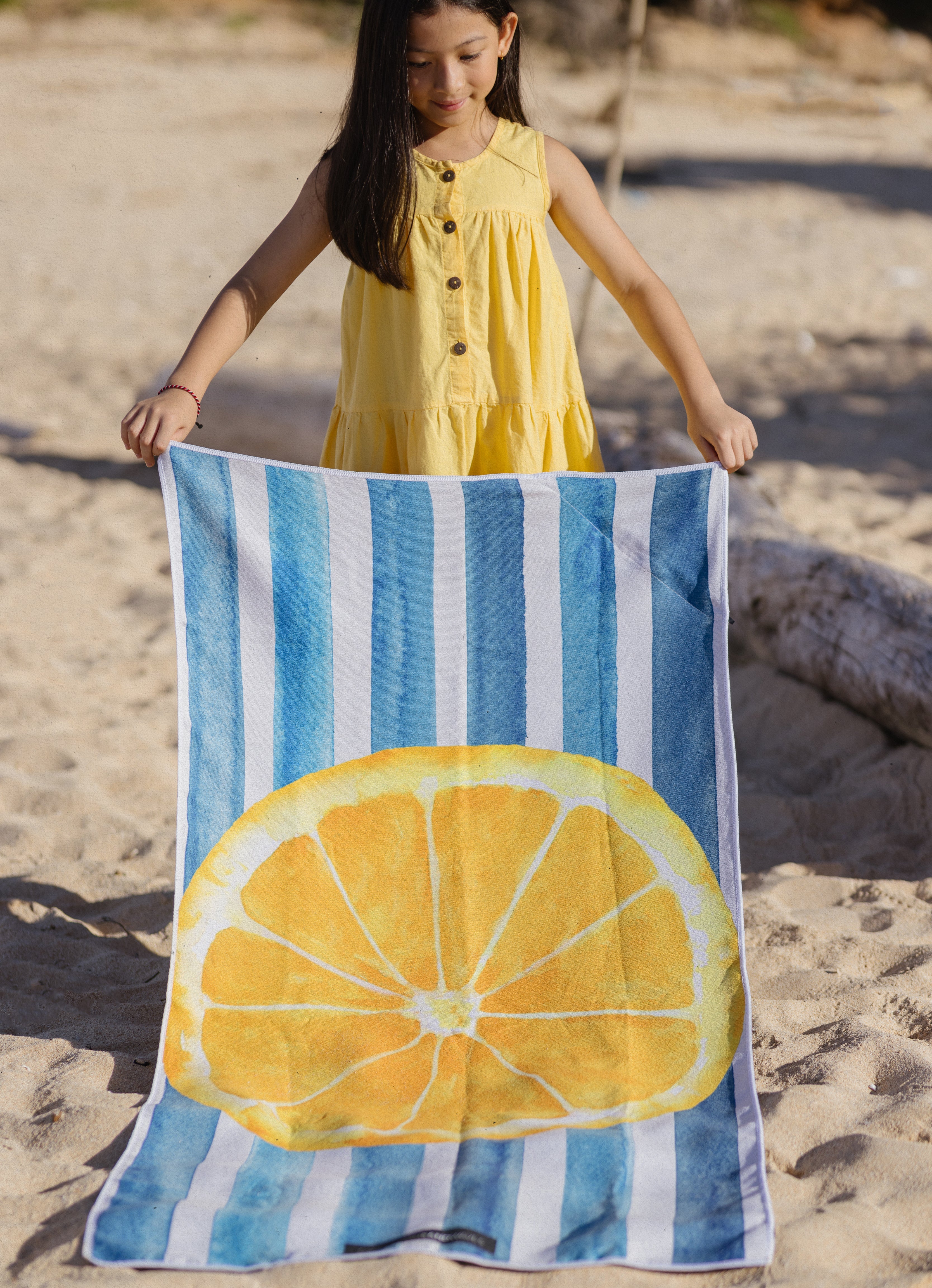 Blue & Juicy - Strandtuch für Kinder - schadstofffrei, schnelltrocknend & sanft zur Haut (140cm x 70cm) - WOODSANDWAVES