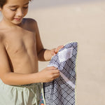 Tropical Tiger - Strandtuch für Kinder - schadstofffrei, schnelltrocknend  & sanft zur Haut (140cm x 70cm) - WOODSANDWAVES