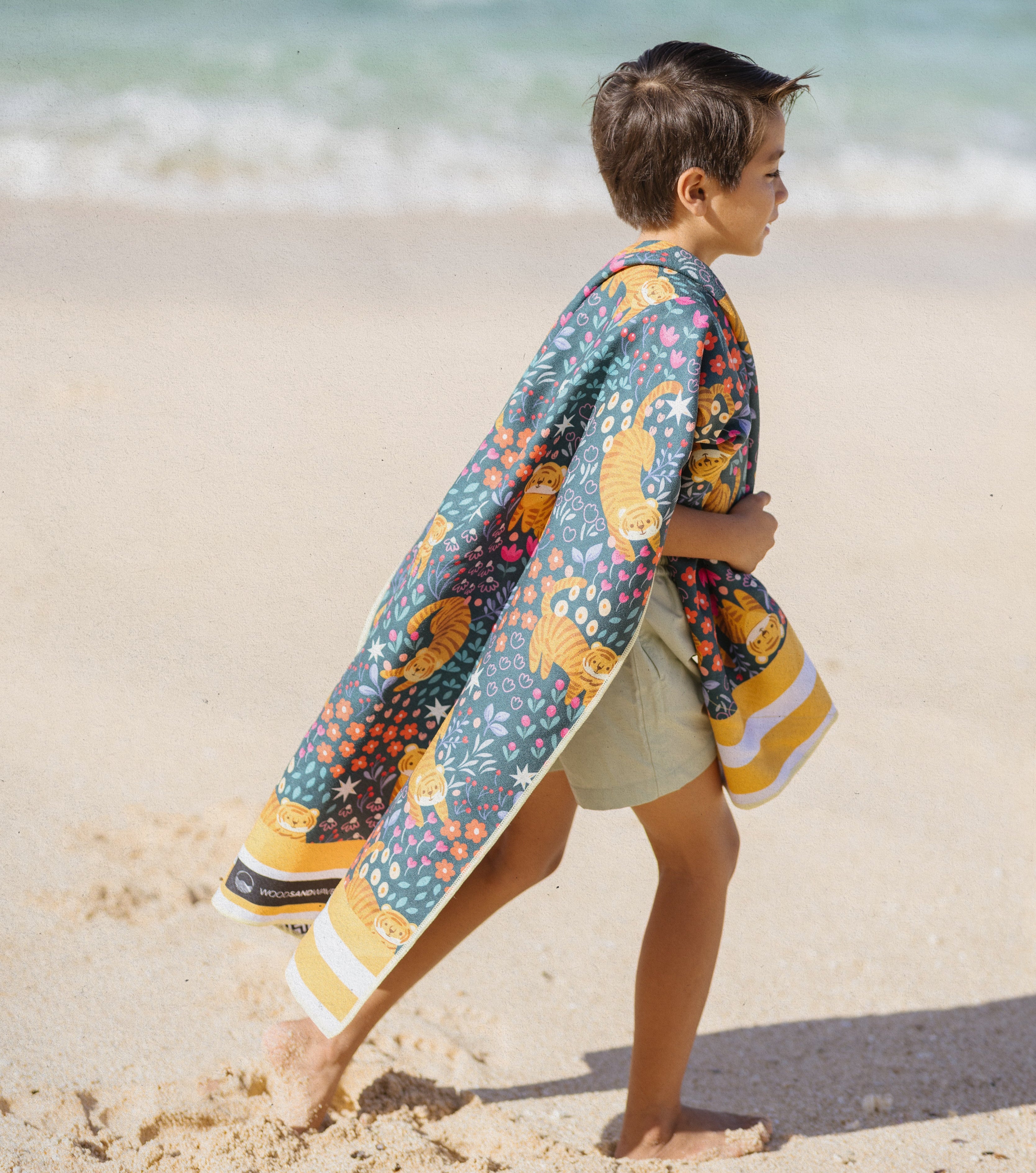 Tropical Tiger - Strandtuch für Kinder - schadstofffrei, schnelltrocknend & sanft zur Haut (140cm x 70cm) - WOODSANDWAVES