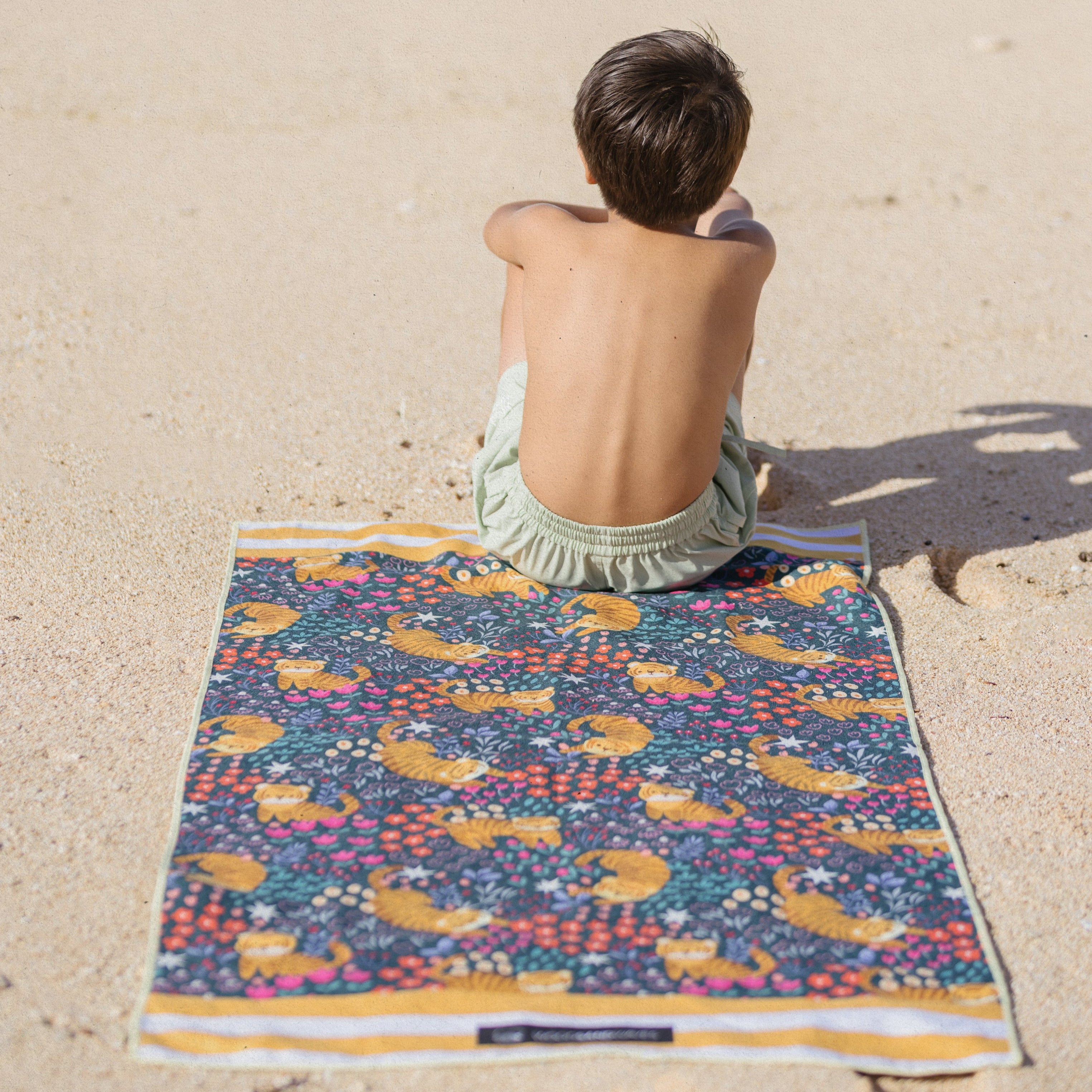 Tropical Tiger - Strandtuch für Kinder - schadstofffrei, schnelltrocknend & sanft zur Haut (140cm x 70cm) - WOODSANDWAVES