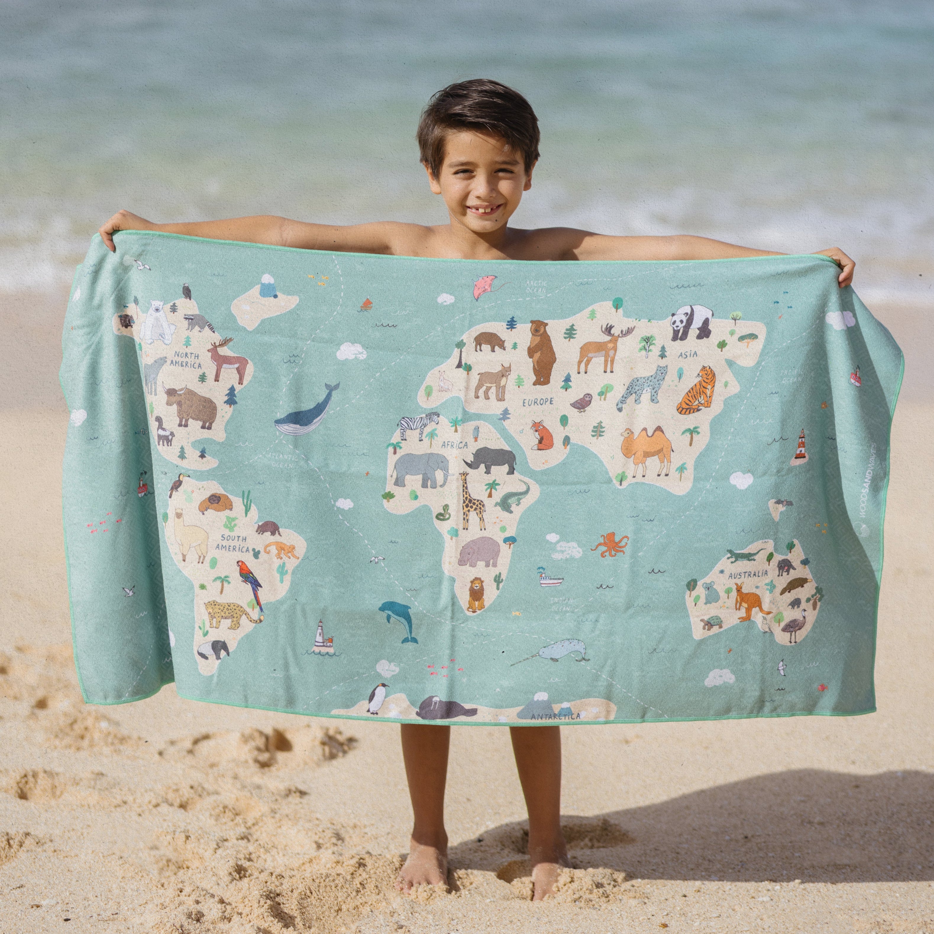 Animal Map - Strandtuch für Kinder - schadstofffrei, schnelltrocknend & sanft zur Haut (140cm x 70cm) - WOODSANDWAVES