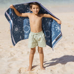 Galaxy Quest - Strandtuch für Kinder - schadstofffrei, schnelltrocknend  & sanft zur Haut (140cm x 70cm) - WOODSANDWAVES