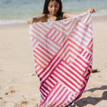 Pink Relaxation  - Strandtuch für Kinder - schadstofffrei, schnelltrocknend  & sanft zur Haut (140cm x 70cm) - WOODSANDWAVES
