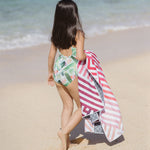 Pink Relaxation  - Strandtuch für Kinder - schadstofffrei, schnelltrocknend  & sanft zur Haut (140cm x 70cm) - WOODSANDWAVES