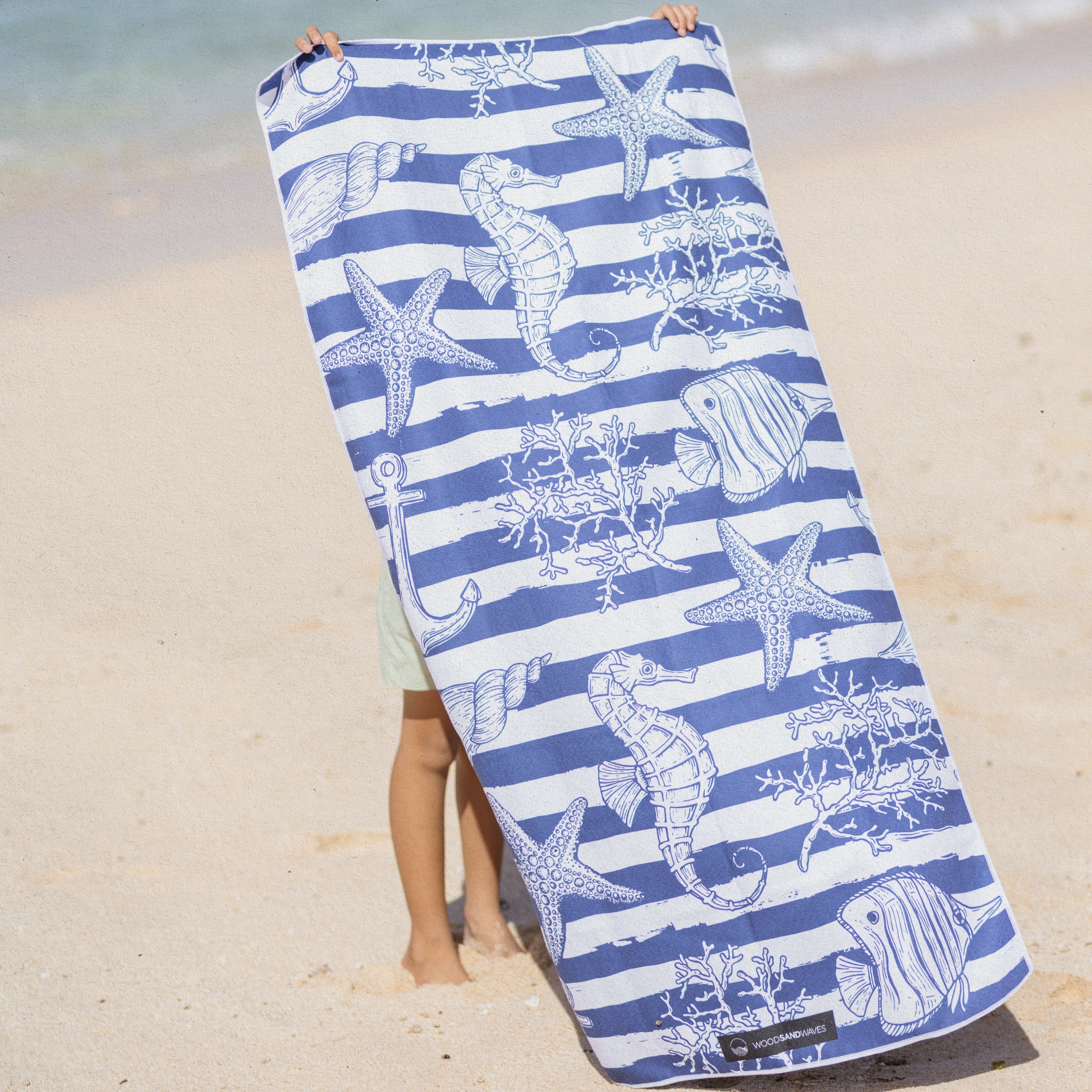 Tidal Treasures - Strandtuch für Kinder - schadstofffrei, schnelltrocknend & sanft zur Haut (140cm x 70cm) - WOODSANDWAVES