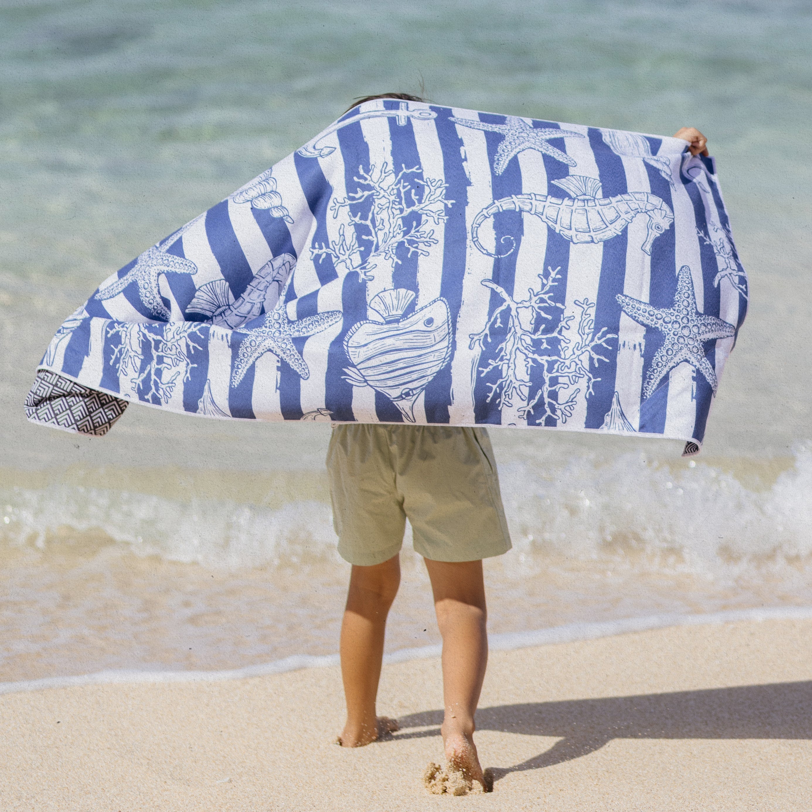 Tidal Treasures - Strandtuch für Kinder - schadstofffrei, schnelltrocknend & sanft zur Haut (140cm x 70cm) - WOODSANDWAVES