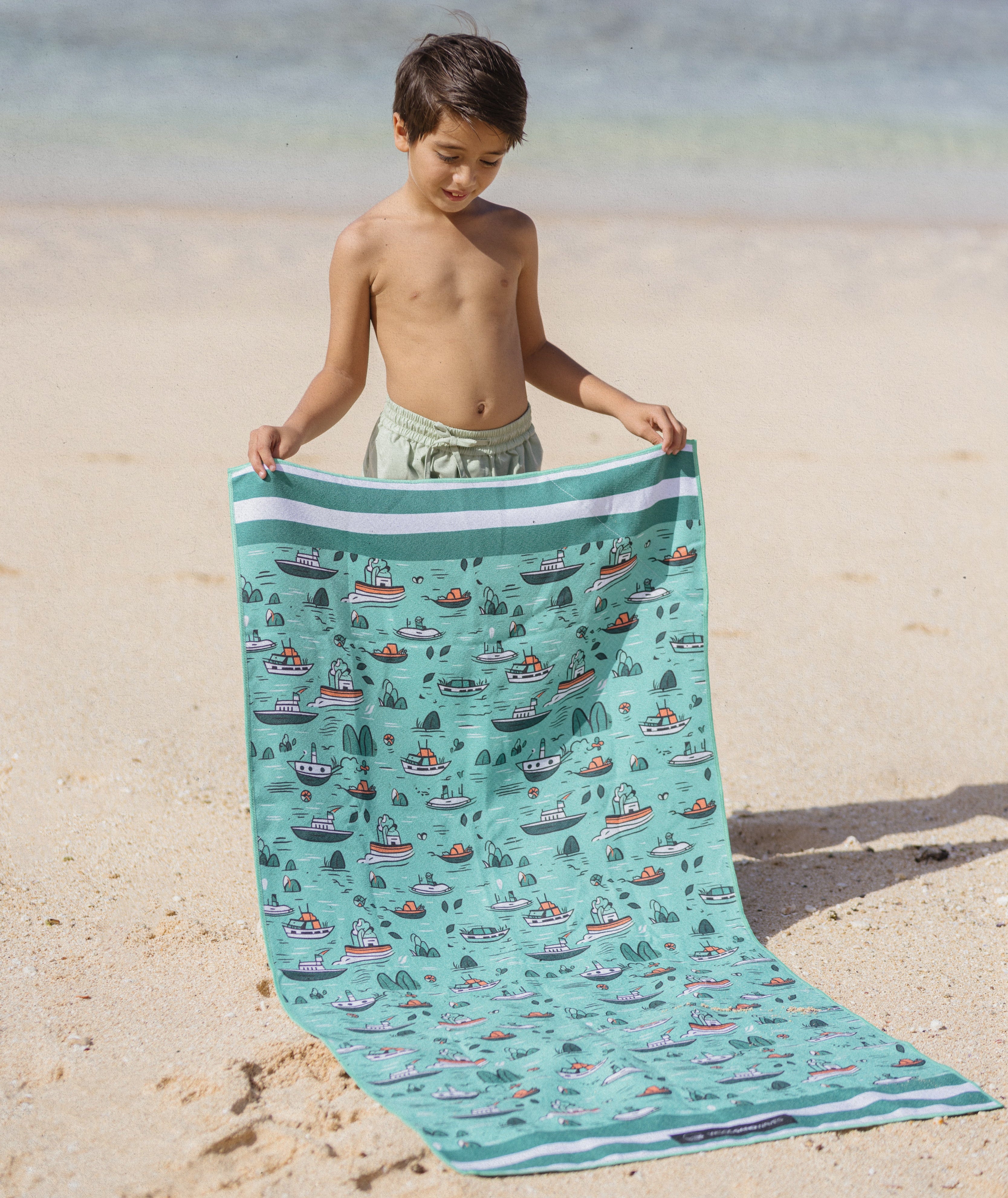 Ship Ahoy - Strandtuch für Kinder - schadstofffrei, schnelltrocknend & sanft zur Haut (140cm x 70cm) - WOODSANDWAVES