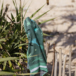 Dino Park - Strandtuch für Kinder - schadstofffrei, schnelltrocknend  & sanft zur Haut (140cm x 70cm) - WOODSANDWAVES