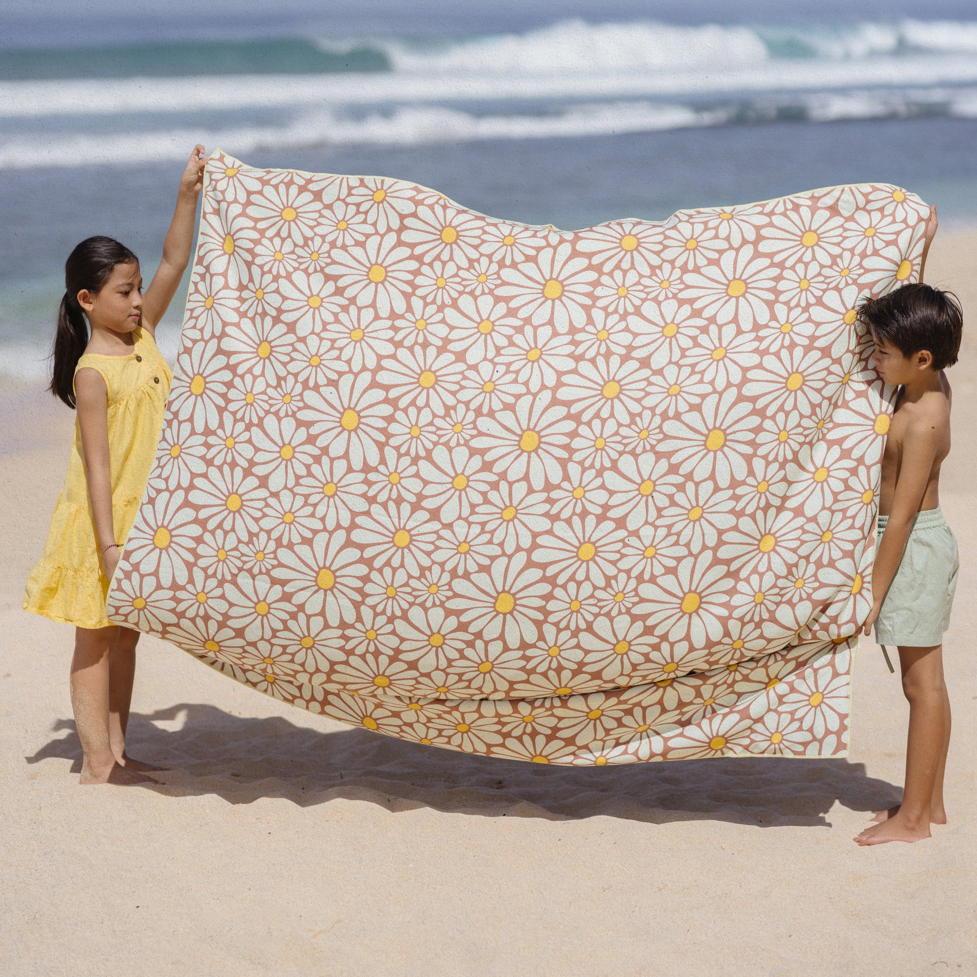 Flower Breeze - Stranddecke XXL - 180cm x 160cm - leicht, kompakt & sandabweisend - WOODSANDWAVES