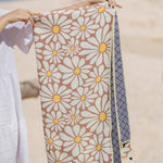 Flower Breeze - Stranddecke XXL - 180cm x 160cm - leicht, kompakt & sandabweisend - WOODSANDWAVES