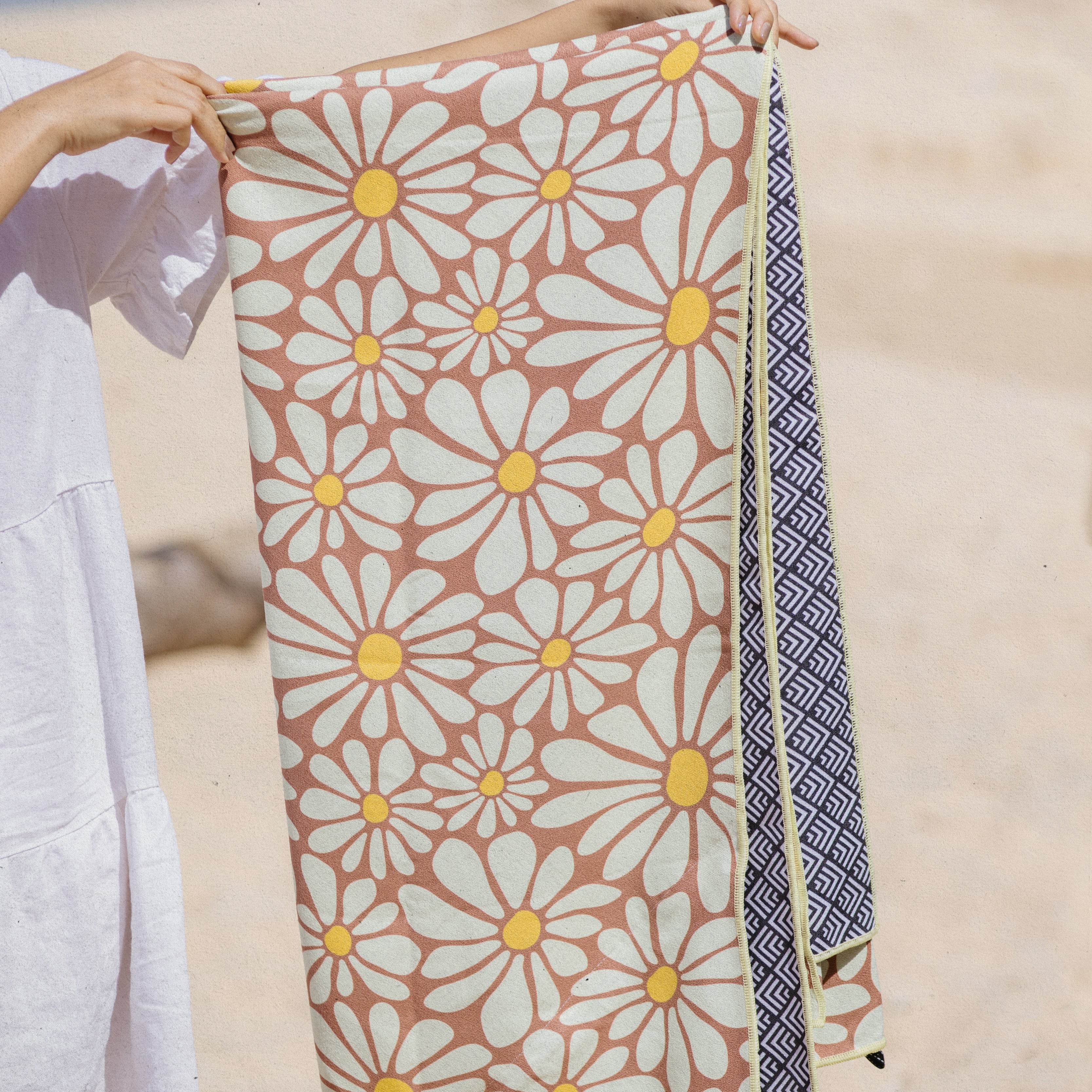 Flower Breeze - Stranddecke XXL - 180cm x 160cm - leicht, kompakt & sandabweisend - WOODSANDWAVES