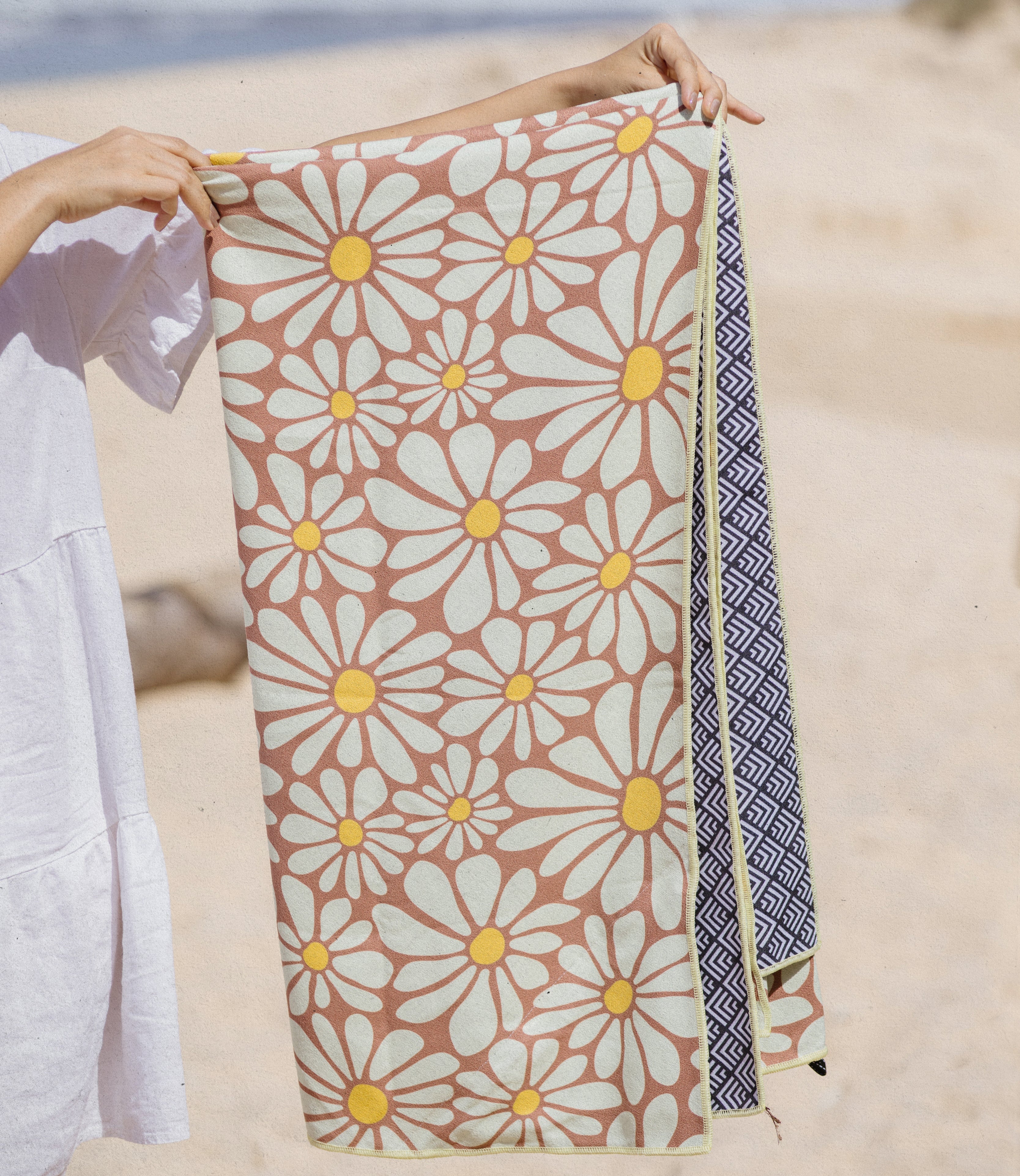 Flower Breeze - Stranddecke XXL - 180cm x 160cm - leicht, kompakt & sandabweisend - WOODSANDWAVES
