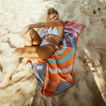 Slow Sunrise - Sandabweisendes Strandtuch mit Geheimfach - WOODSANDWAVES