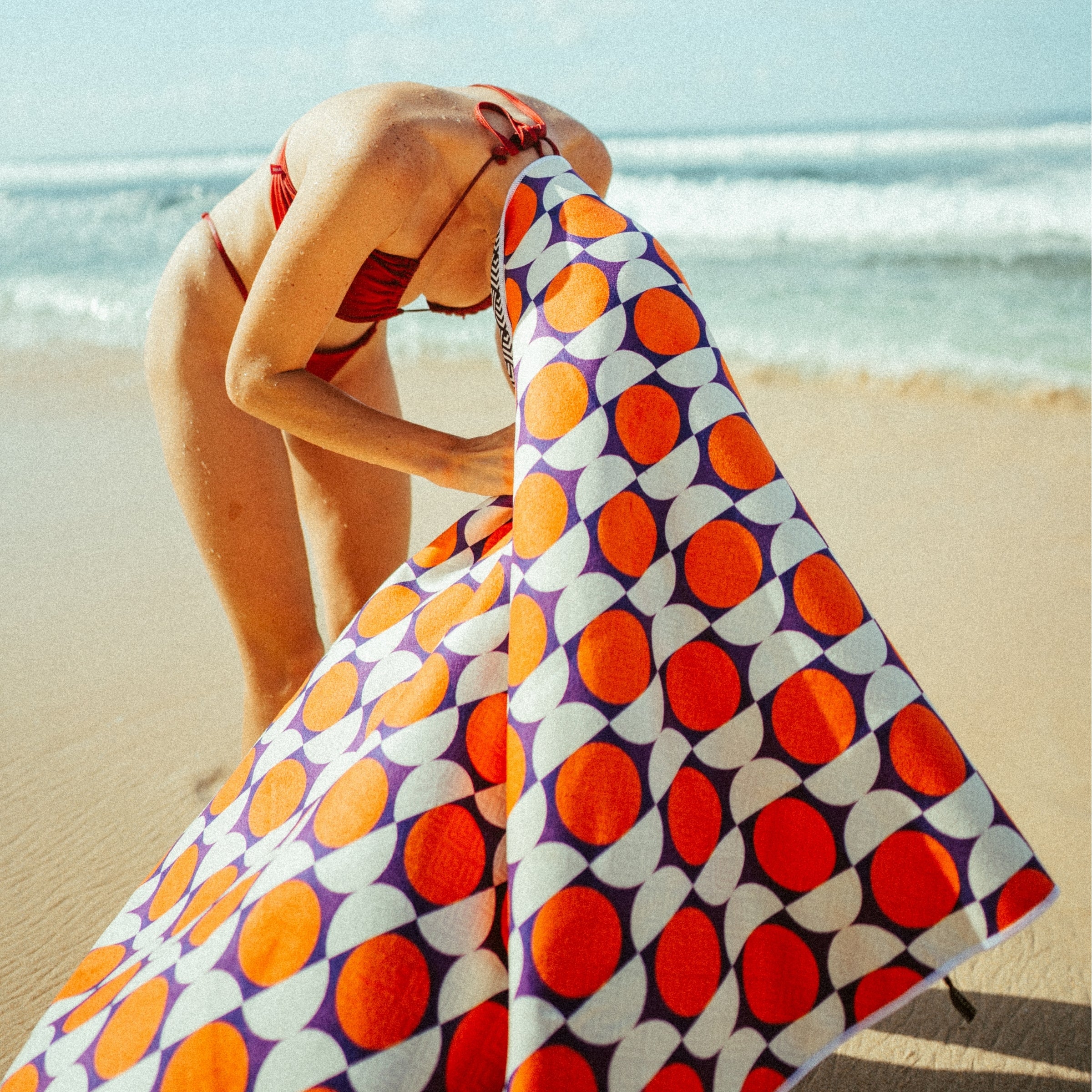 Retro Revival - Sandabweisendes Strandtuch mit Geheimfach - WOODSANDWAVES