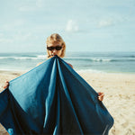 Clear Blue - Sandabweisendes Strandtuch mit Geheimfach - WOODSANDWAVES