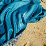 Clear Blue - Sandabweisendes Strandtuch mit Geheimfach - WOODSANDWAVES