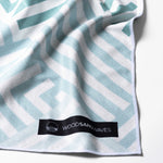 Mint Relaxation - Sandabweisendes Strandtuch mit Geheimfach - WOODSANDWAVES