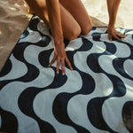 Copacabana - Sandabweisendes Strandtuch mit Geheimfach - WOODSANDWAVES