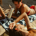 Copacabana - Sandabweisendes Strandtuch mit Geheimfach - WOODSANDWAVES