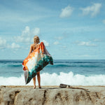 Kaleidoscope Orange - Sandabweisendes Strandtuch mit Geheimfach - WOODSANDWAVES