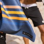 Calm Cruise - Sandabweisendes Strandtuch mit Geheimfach - WOODSANDWAVES