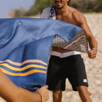 Calm Cruise - Sandabweisendes Strandtuch mit Geheimfach - WOODSANDWAVES