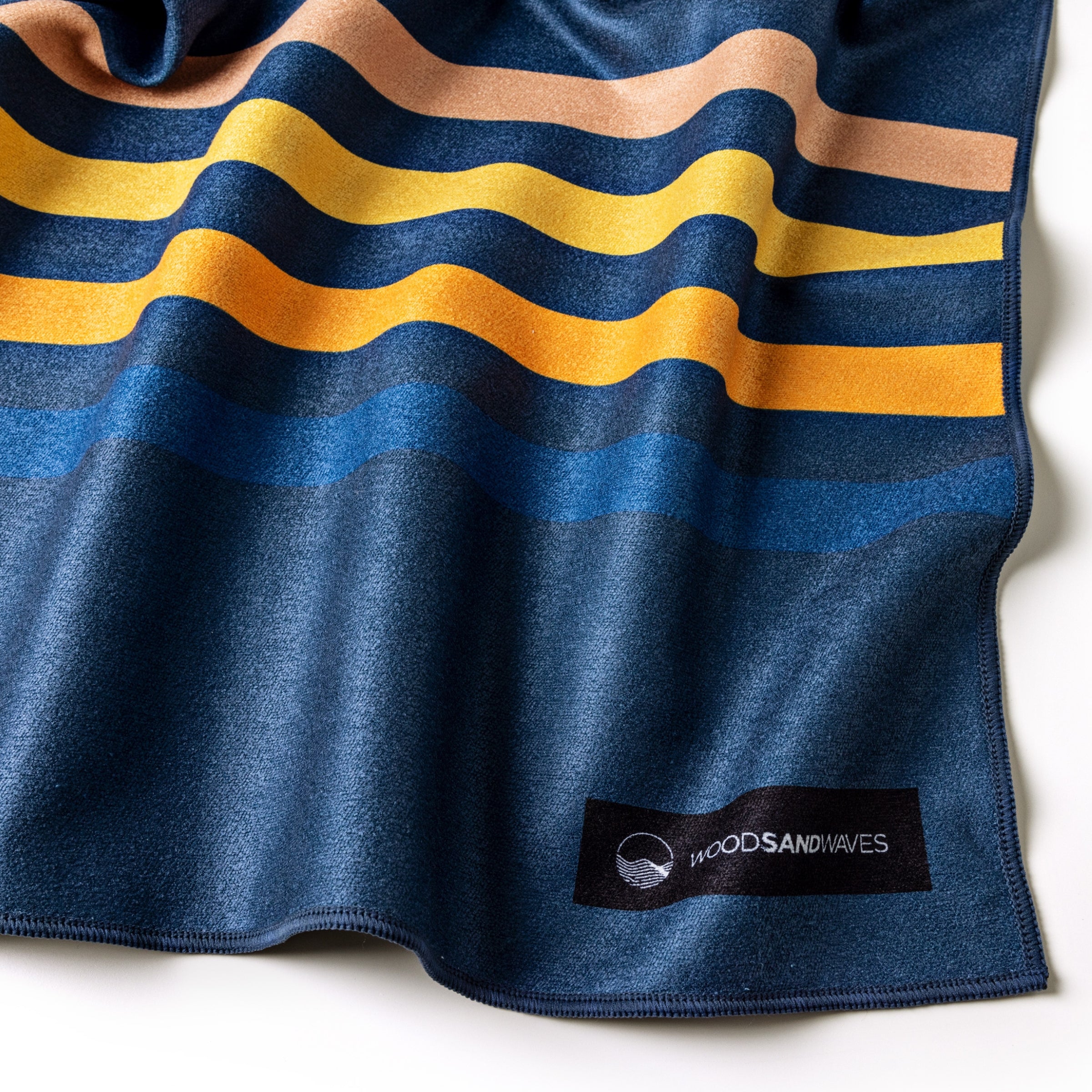 Calm Cruise - Sandabweisendes Strandtuch mit Geheimfach - WOODSANDWAVES