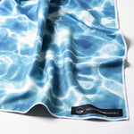 Beautiful Blue - Sandabweisendes Strandtuch mit Geheimfach - WOODSANDWAVES