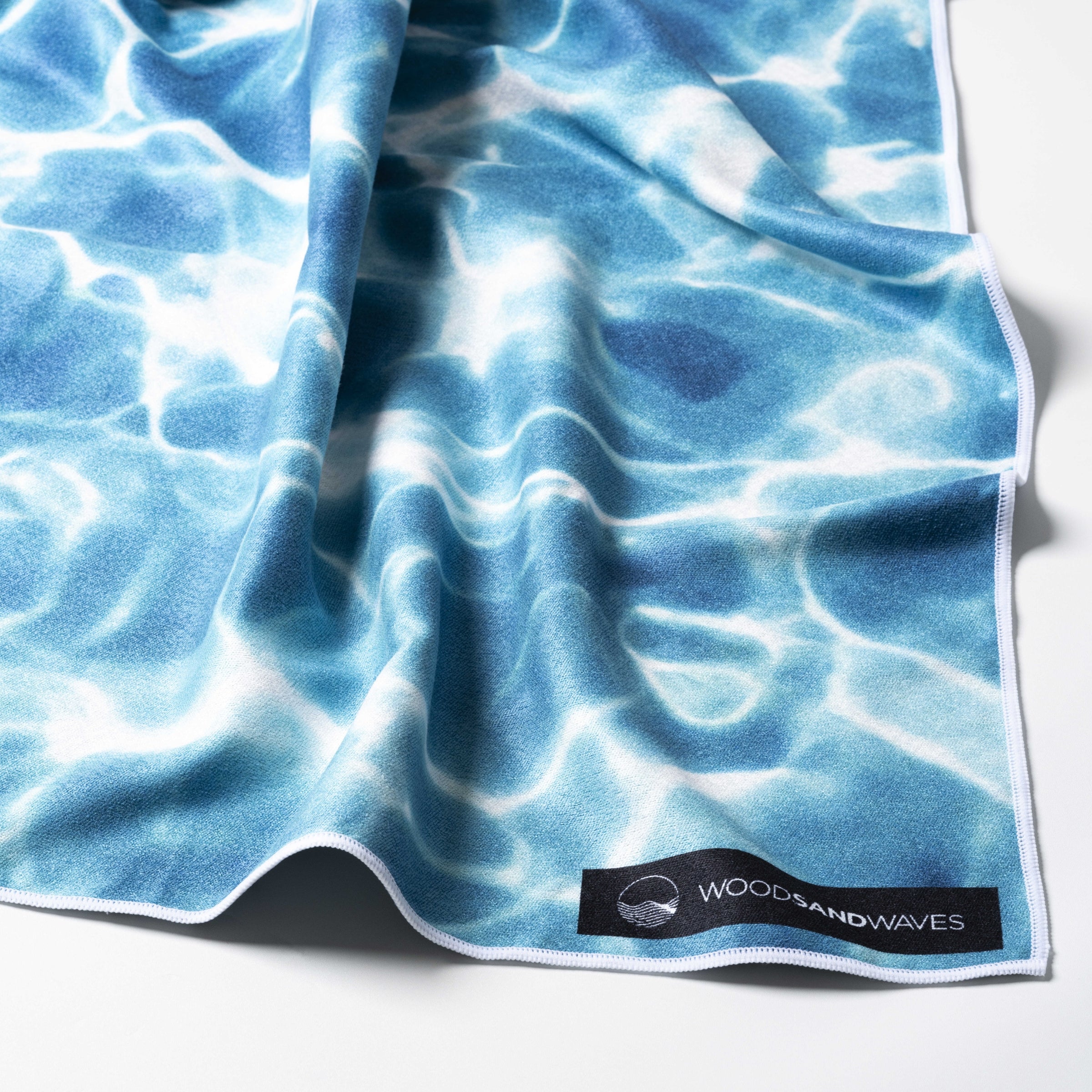Beautiful Blue - Sandabweisendes Strandtuch mit Geheimfach - WOODSANDWAVES