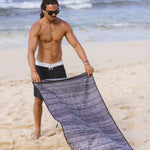 Dark Mind - Sandabweisendes Strandtuch mit Geheimfach - WOODSANDWAVES