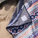 Loose Alliance - Sandabweisendes Strandtuch mit Geheimfach - WOODSANDWAVES