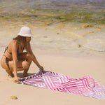 Pink Relaxation - Sandabweisendes Strandtuch mit Geheimfach - WOODSANDWAVES