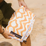 Sunset Waves - Sandabweisendes Strandtuch mit Geheimfach - WOODSANDWAVES