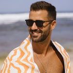 Sunset Waves - Sandabweisendes Strandtuch mit Geheimfach - WOODSANDWAVES