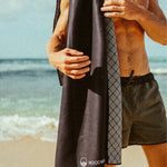 Clear Black- Sandabweisendes Strandtuch mit Geheimfach - WOODSANDWAVES