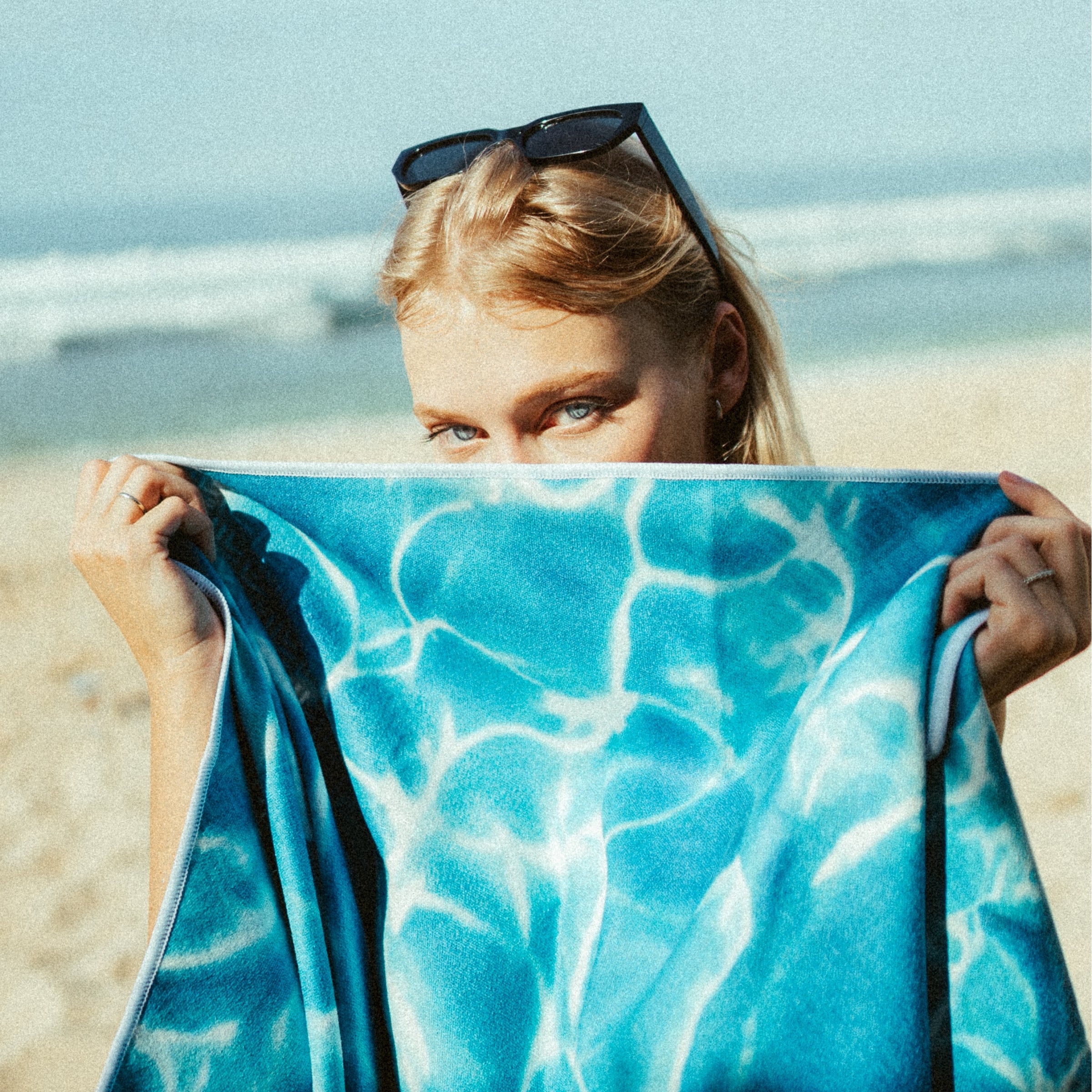 Beautiful Blue - Sandabweisendes Strandtuch mit Geheimfach - WOODSANDWAVES