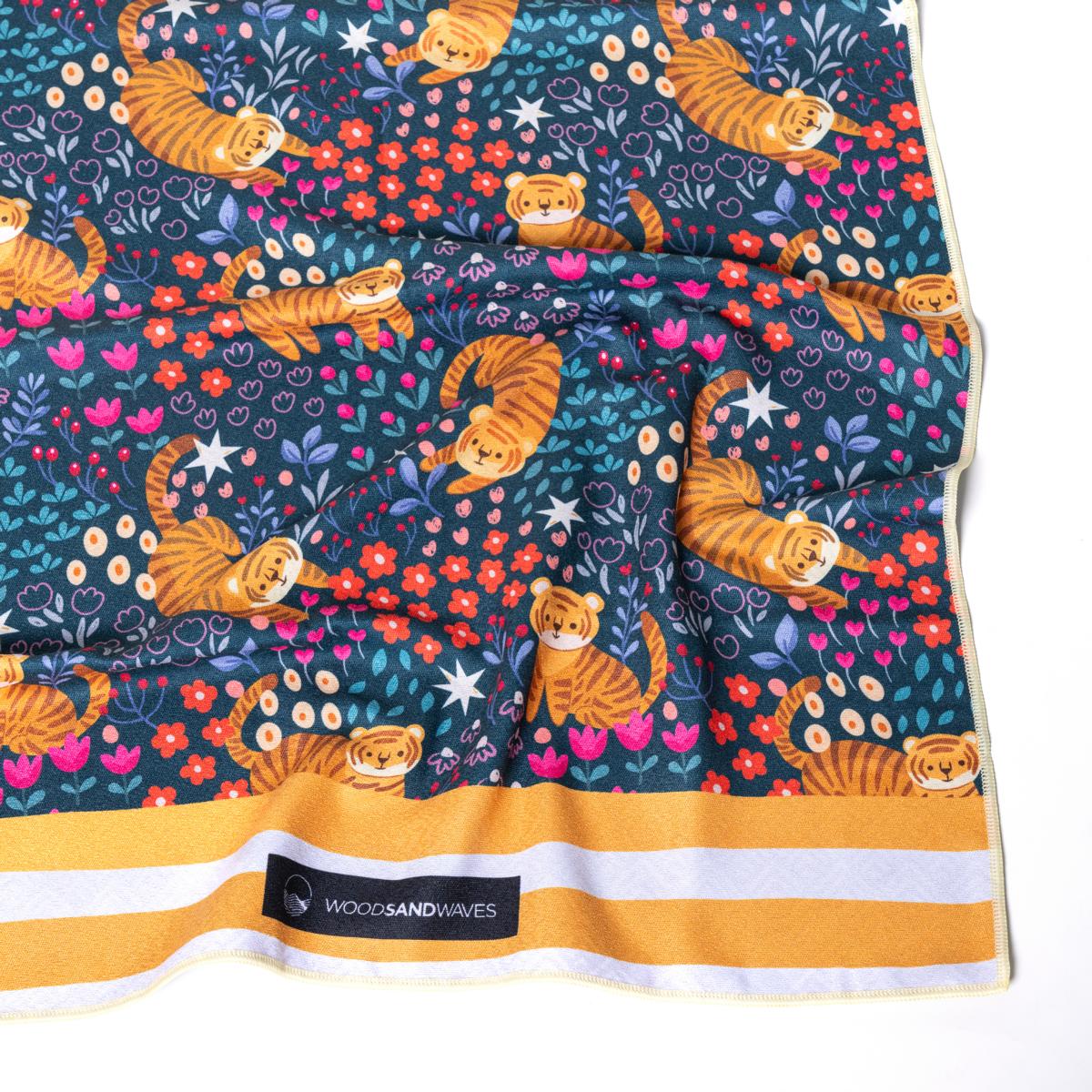 Tropical Tiger - Strandtuch für Kinder - schadstofffrei, schnelltrocknend & sanft zur Haut (140cm x 70cm) - WOODSANDWAVES