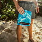 Beautiful Blue - Sandabweisendes Strandtuch mit Geheimfach - WOODSANDWAVES