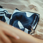 Midnight Florals - Sandabweisendes Strandtuch mit Geheimfach - WOODSANDWAVES