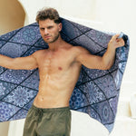 Badetuch im Mosaik Design - aus leichter Mikrofaser -saugfähig und schnelltrocknend - WOODSANDWAVES