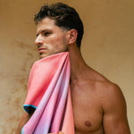 Buntes Reisehandtuch - sandfrei, saugfähig & schnelltrocknend - aus Mikrofaser - WOODSANDWAVES