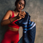 Calm Cruise Black - Sporthandtuch mit Magnet & Zipper-Tasche - WOODSANDWAVES