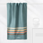 Calm Cruise Eucalyptus - Sporthandtuch mit Magnet & Zipper-Tasche - WOODSANDWAVES